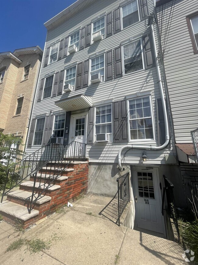 Building Photo - 166 Griffith St