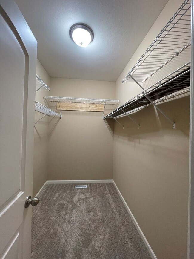 Building Photo - Ranch for rent in Omaha!