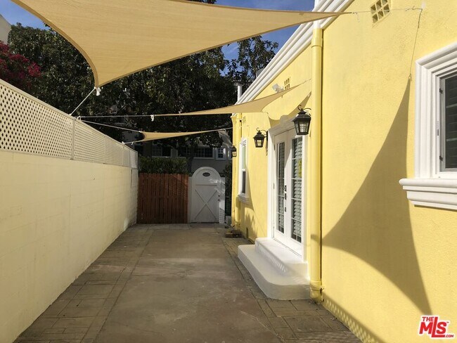 Building Photo - 257 N La Peer Dr