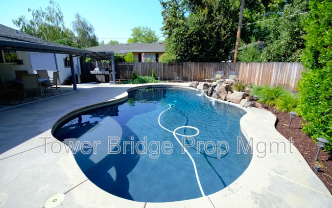 Building Photo - 5680 Reinhold St