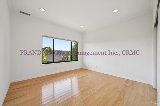 Building Photo - Panoramic View From This Strawberry Home w...