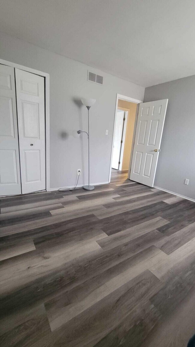 Building Photo - 655 Robinwood Dr