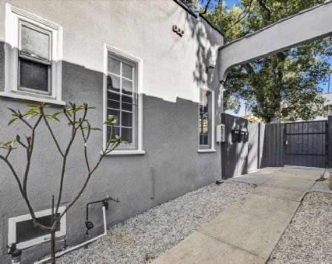 Building Photo - 743 3/4 Occidental Blvd