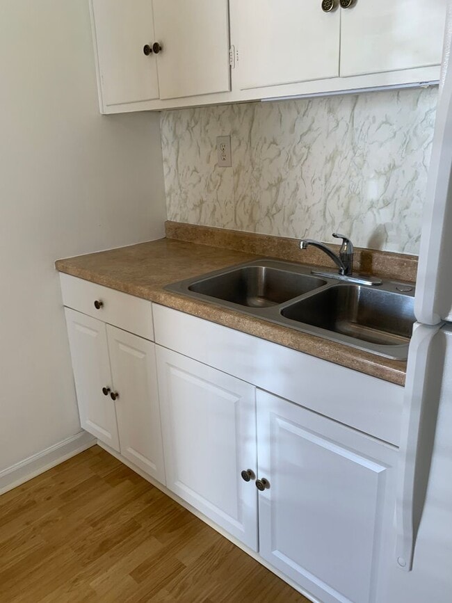 Building Photo - 2 Bedroom/1 bath Brick Duplex  Kingsport, TN