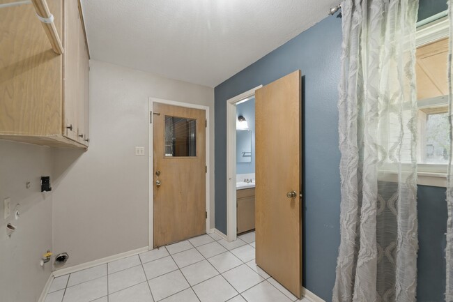 Building Photo - 2607 Brom-Bones Dr