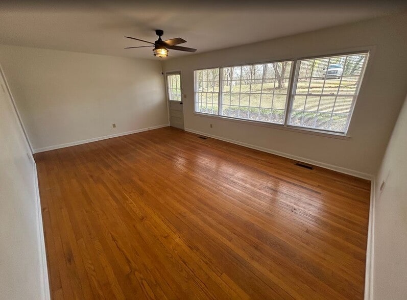 Building Photo - 3013 Scenic Dr