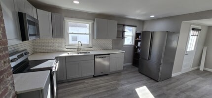 Building Photo - 904 Front Ave