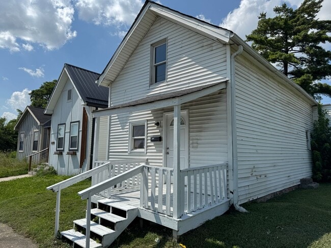 Building Photo - Fountain Square 2 Bed 1 Bath with large backyard.