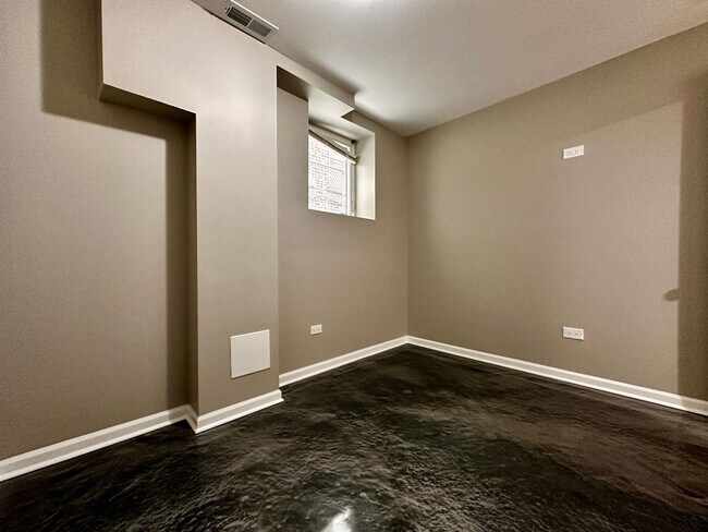 Building Photo - Amazing 4-bed Duplex by UIC