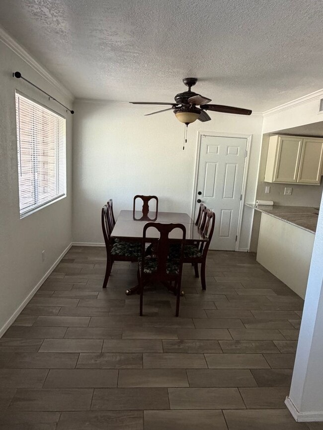 Building Photo - 3 bedroom 2 bath Home