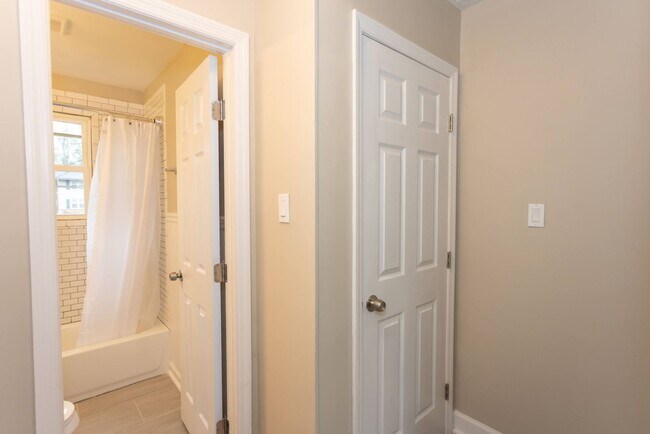 Building Photo - Welcome to this beautiful 1 bedroom and 1 bath unit in a stellar location!