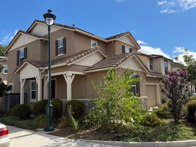 Building Photo - 700 Apricot Cir
