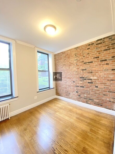 Building Photo - Mott Street