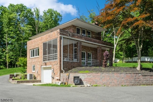 Building Photo - 242 Lake Rd