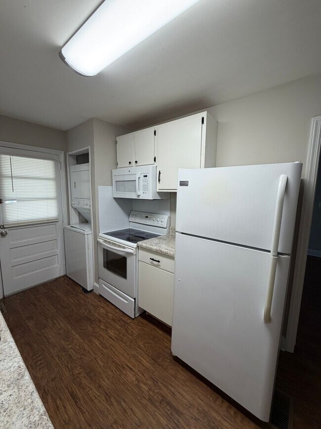 Building Photo - 806 Rodie Ave
