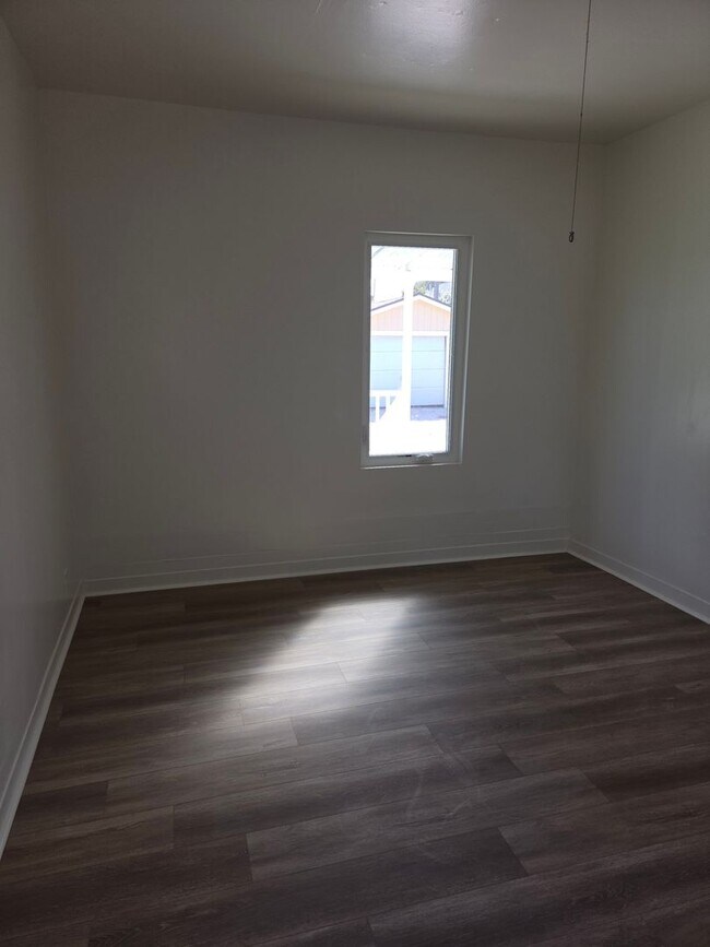 Building Photo - Quaint Home in Village of AG