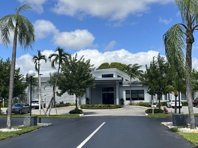 Building Photo - 6600 S Oriole Blvd