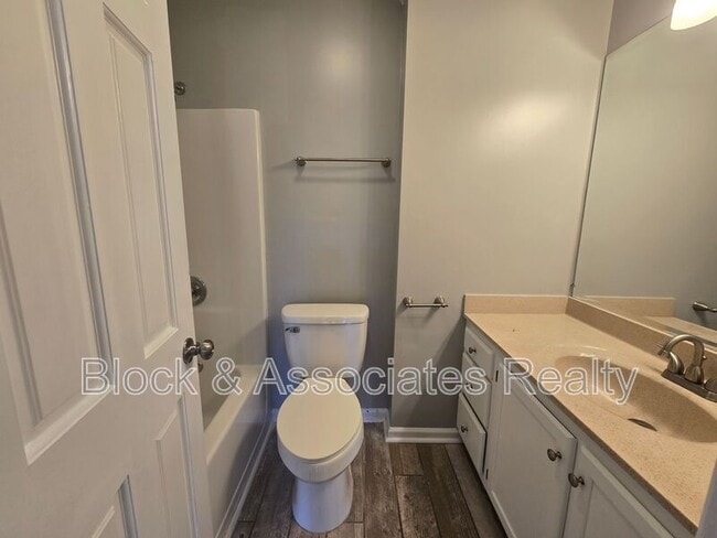 Building Photo - 702 Westbrook Ct
