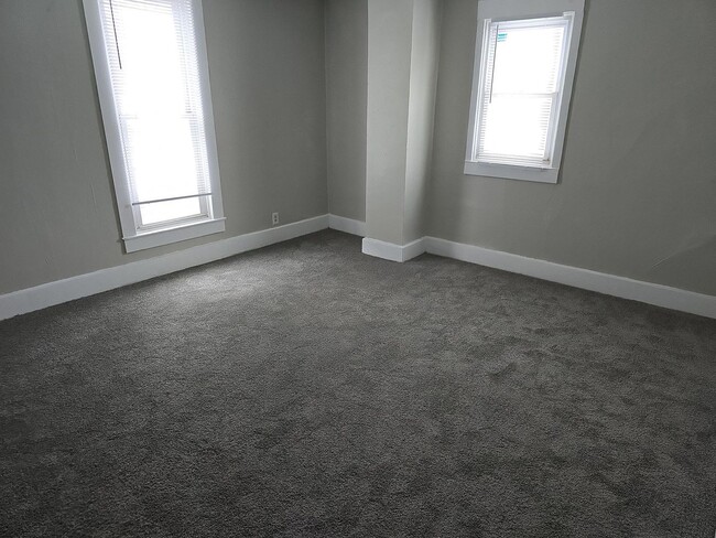 Building Photo - 5 Bedroom 2 Bathroom Home! Large Front Porch! Nice backyard!