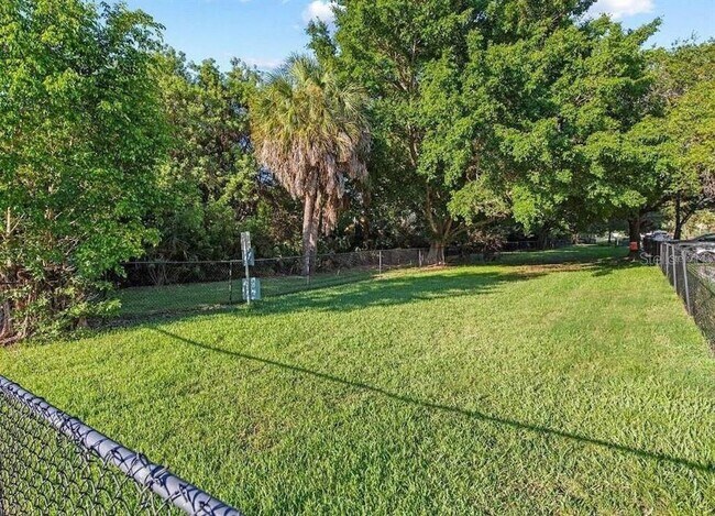 Building Photo - 10263 Gandy Blvd N