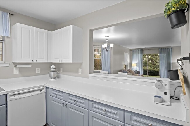 Building Photo - Comfortable, convenient, and well located Ashburn condo.