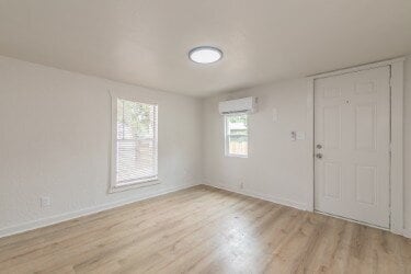 Building Photo - "Charming 2-Bedroom Retreat with Huge Yard...