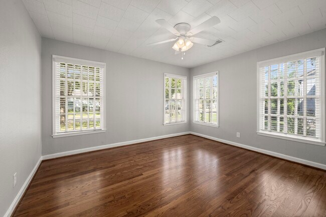 Building Photo - 6438 Pinehurst Dr