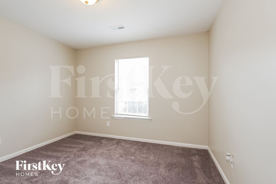 Building Photo - 5823 Hamilton Oaks Dr