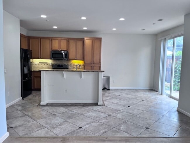 Building Photo - Redlands Home in Gated Community