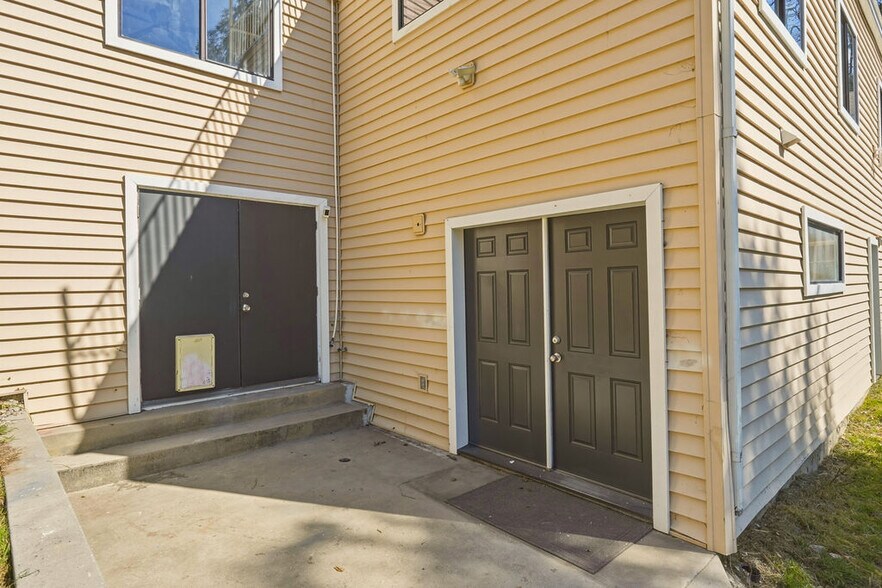 Building Photo - 23855 Zuger Dr