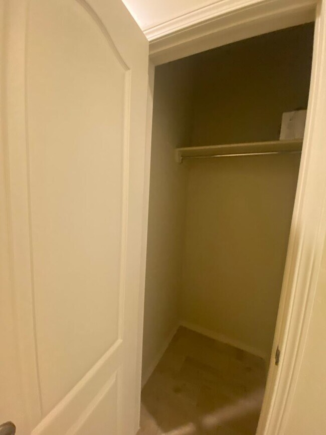 Building Photo - Beautiful 3 Bedroom 2.5 Bathroom House Ava...