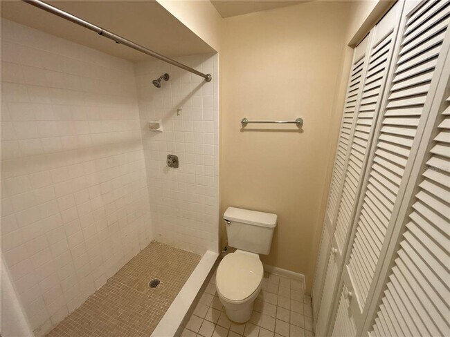 Building Photo - 5169 Vineland Rd