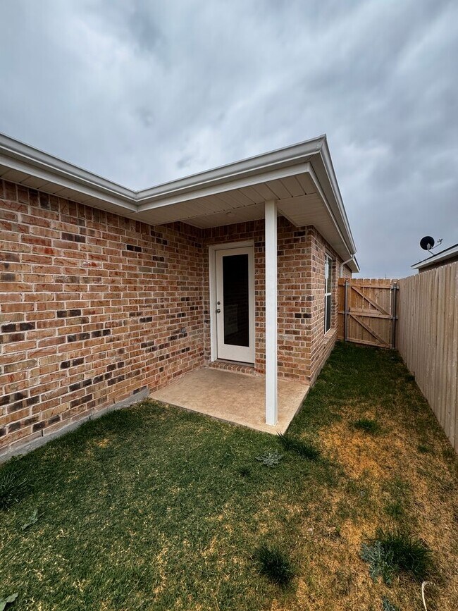 Building Photo - Located in Homestead!!! Newer Fabulous 3/2/1 CISD