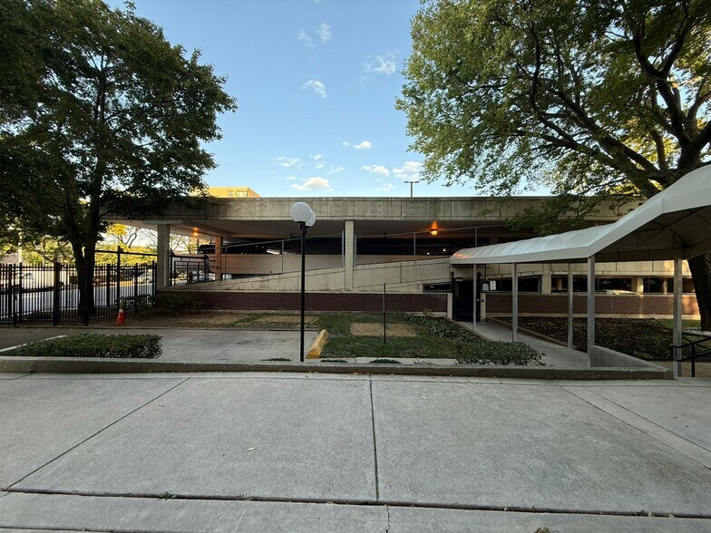 Building Photo - 2605 S Indiana Ave