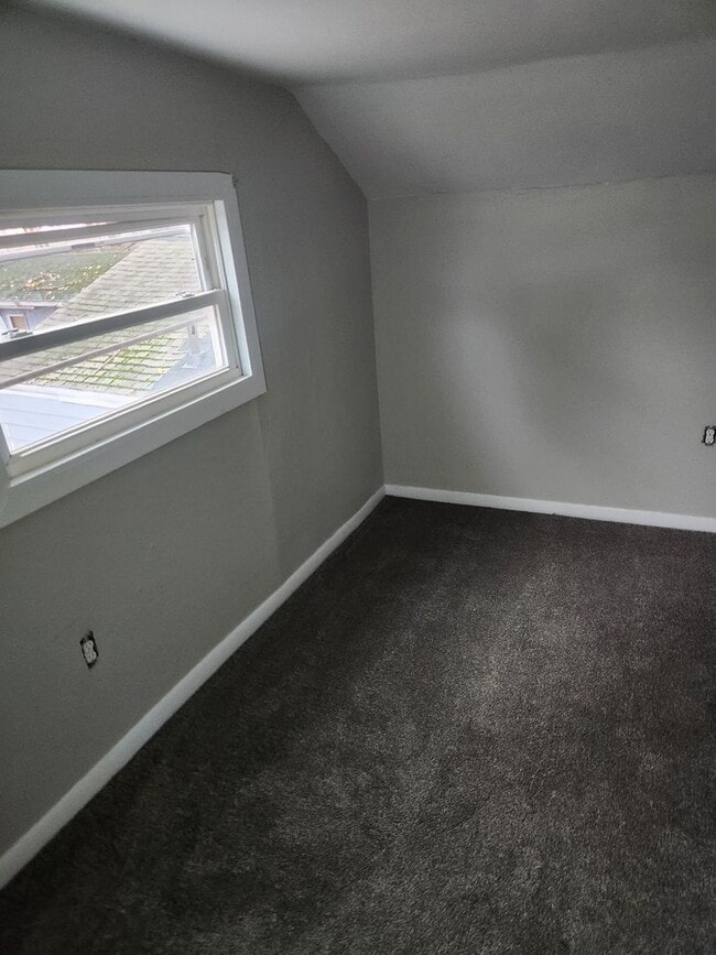 Building Photo - Great 4 bdrm Family Home!!! New carpet & paint!!