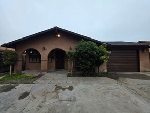 Building Photo - *** MOVE IN SPECIAL - $300.00 OFF FIRST MONTHS RENT***