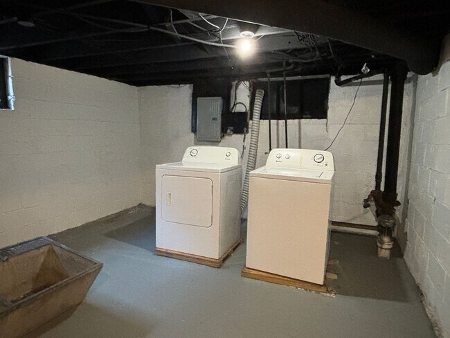 Building Photo - Large 2 Bed 1 Bath With Fenced in Yard & Deck!