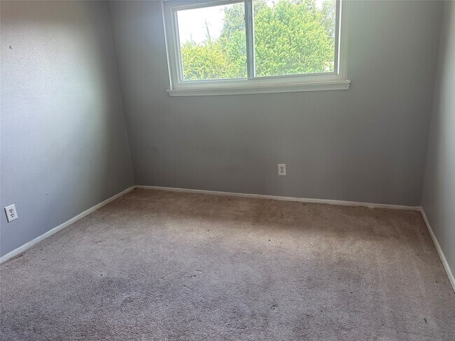 Building Photo - 11136 Village Bend Ln