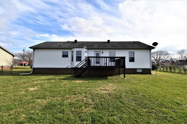 Building Photo - 3 Bedroom Pet Friendly Home For Rent!