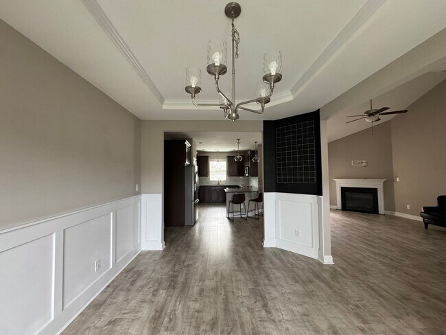 Building Photo - Spacious 4 Bed 3 Bath Home with Fenced Yard