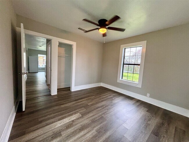 Building Photo - 9710 Casa Loma Dr