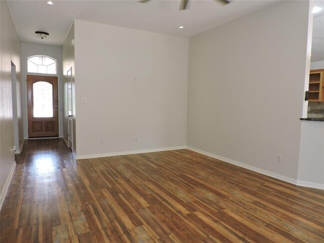Building Photo - 1404 Peachtree Valley Dr