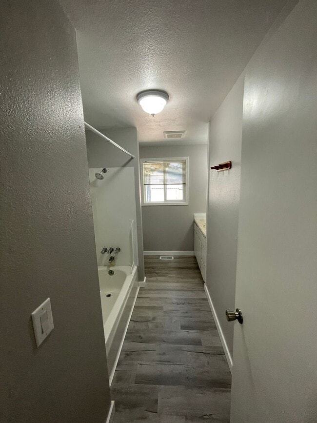 Building Photo - Hard to find 3 bedroom 2, bathroom.