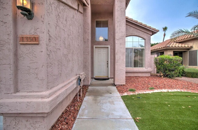 Building Photo - 1350 W Pelican Ct