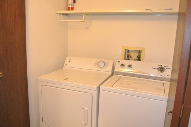 Building Photo - 1 Bedroom 1 Bath in Woodside Village