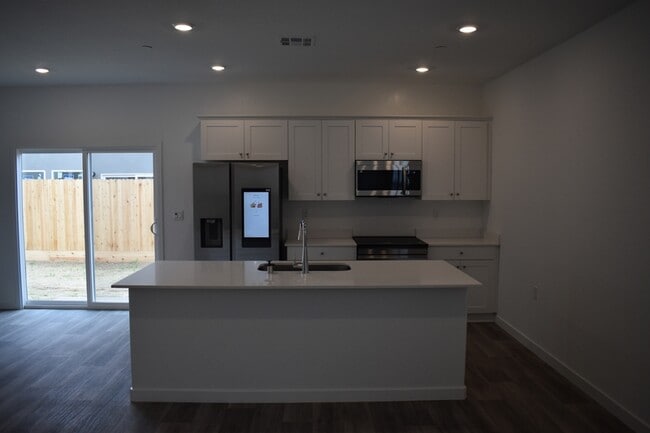 Building Photo - 4472 N San Miguel Ave