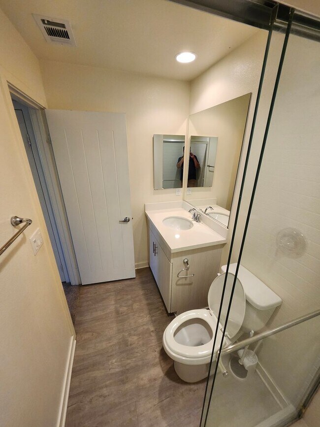 Building Photo - Gorgeous Tri-level Townhouse 3 beds 3 1/2 ...