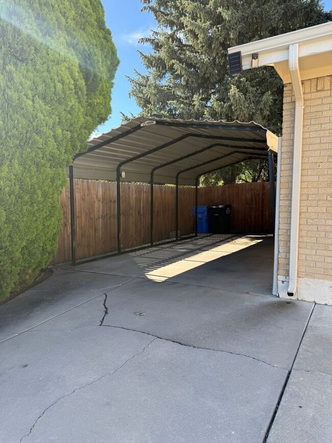 Building Photo - Five Bedroom House Close To Ft. Carson