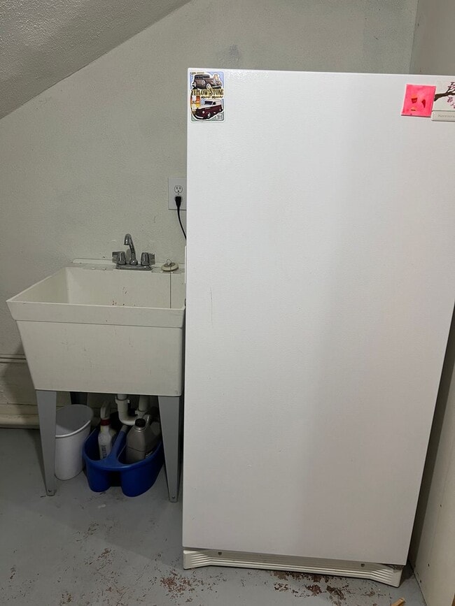 Building Photo - Charming 5 Bed, 2 bath home in the heart o...