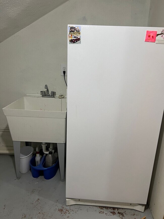 Building Photo - Charming 5 Bed, 2 bath home in the heart of Rexburg with detached 3 CAR GARAGE!!!!